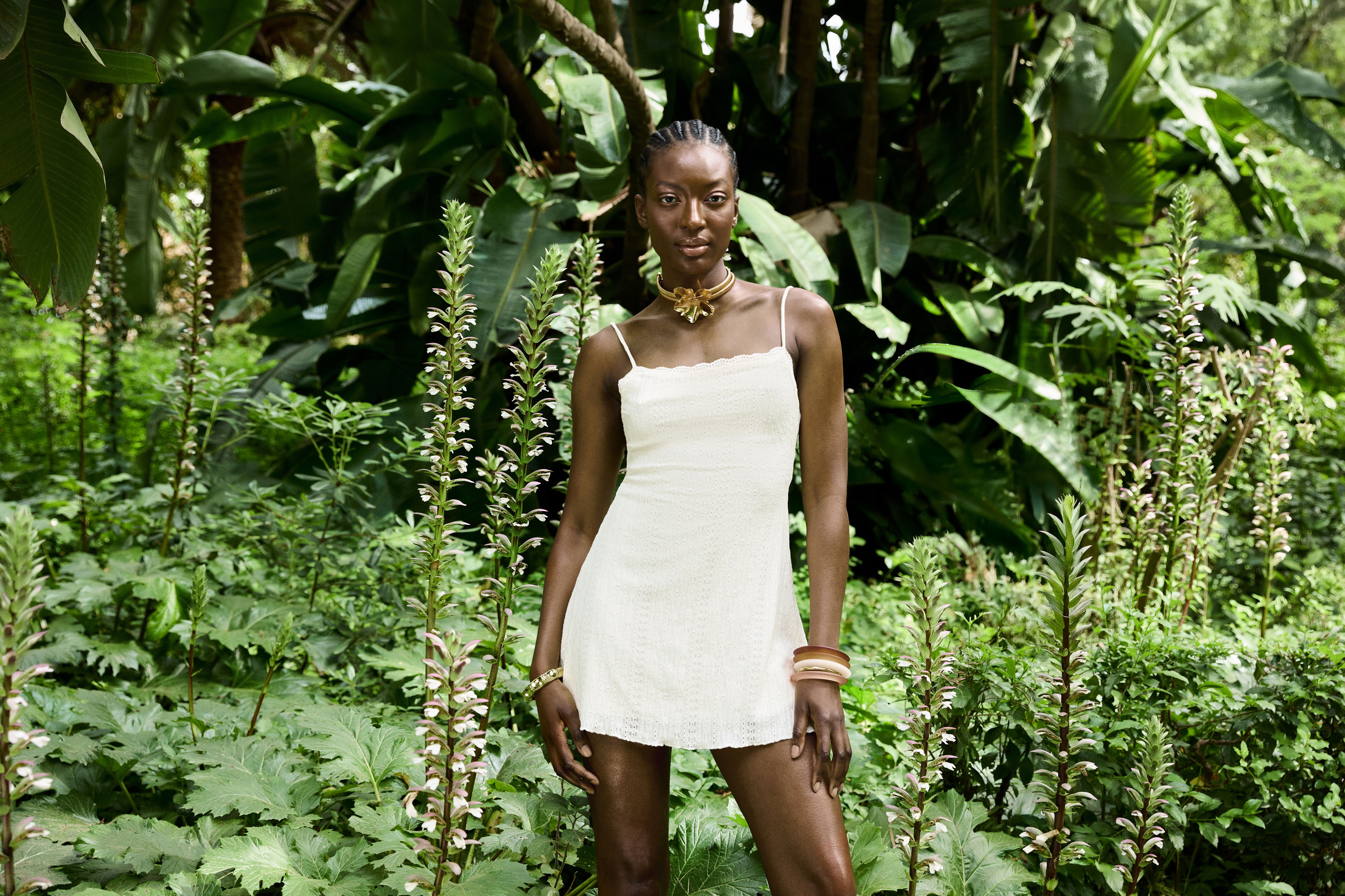 Eine Frau trägt ein modisches Kleid