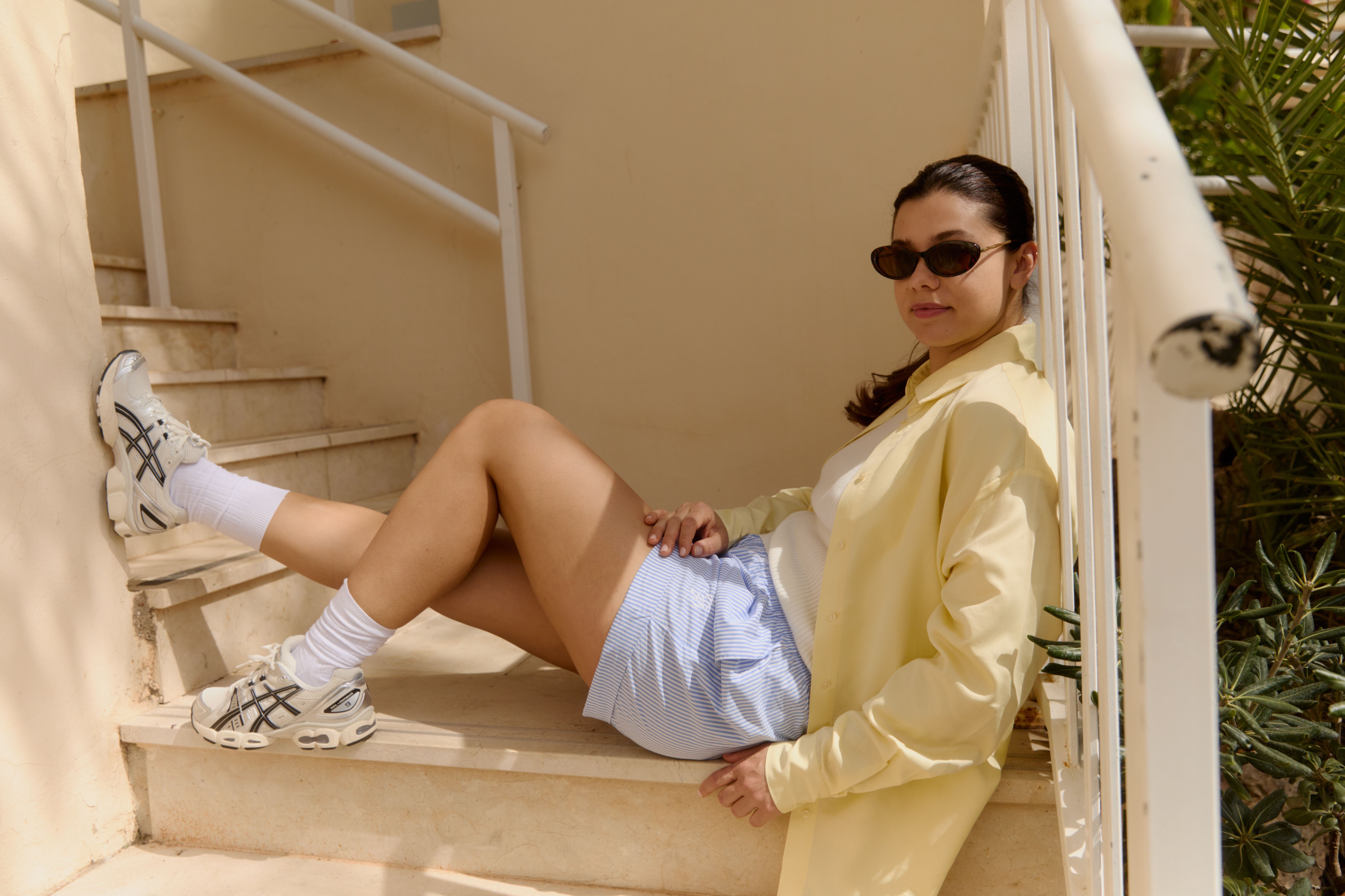 Frau die modische Sneaker trägt